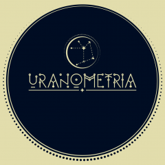 На бежевом фоне тёмно-синий круг с надписью "Uranometria", над надписью круг поменьше с созвездием поворачивающей рыбки